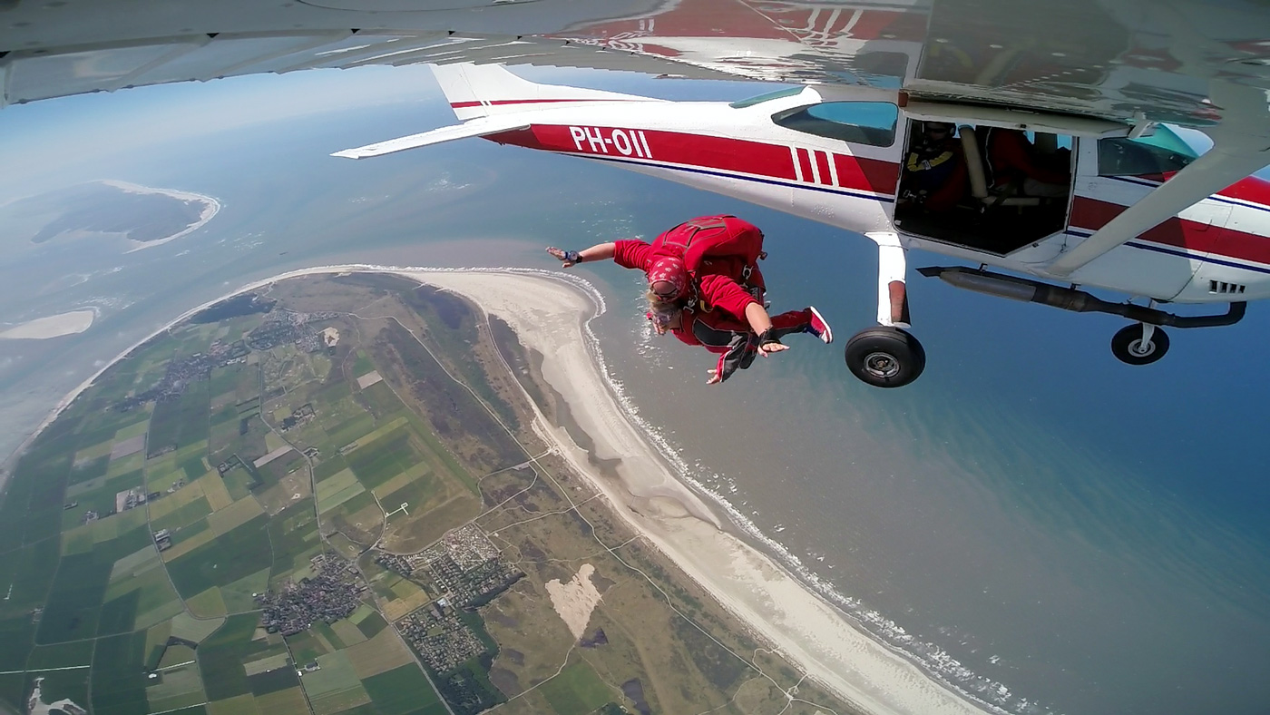 Tandem Skydive Tandem parachute springen boven Ameland en waddenzee